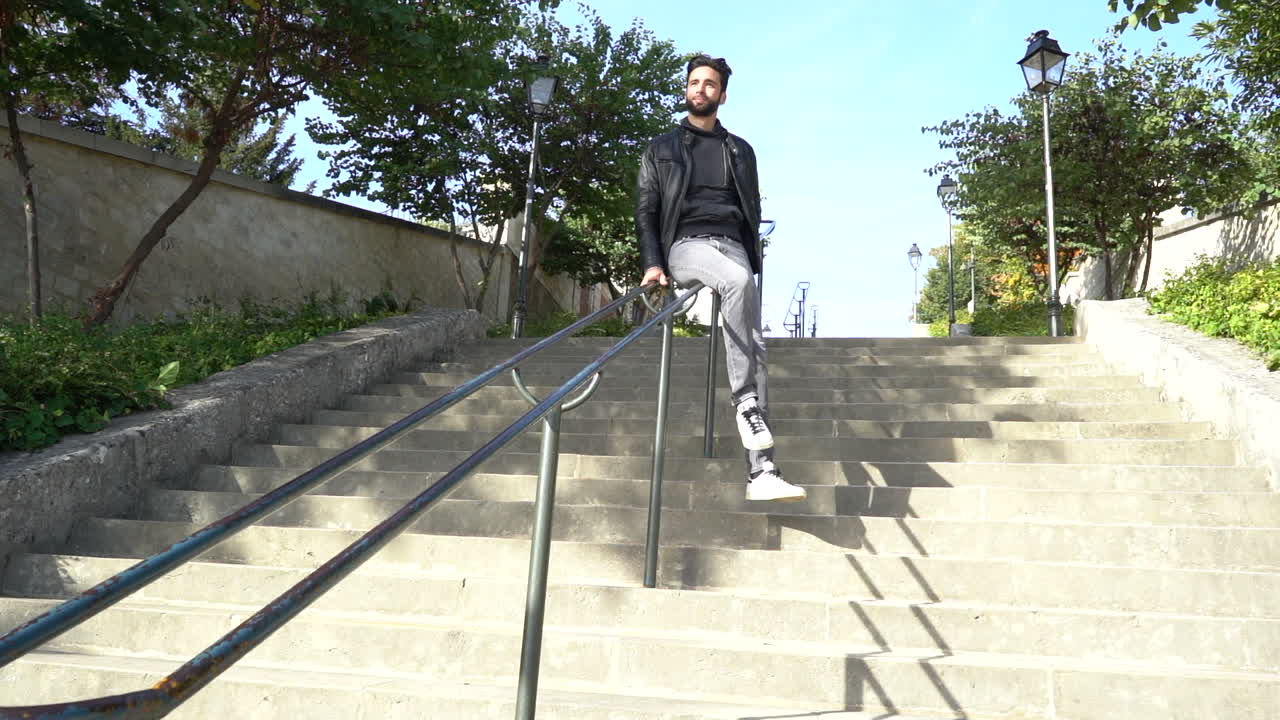 человек спускается по пандусу в замедленной съемке