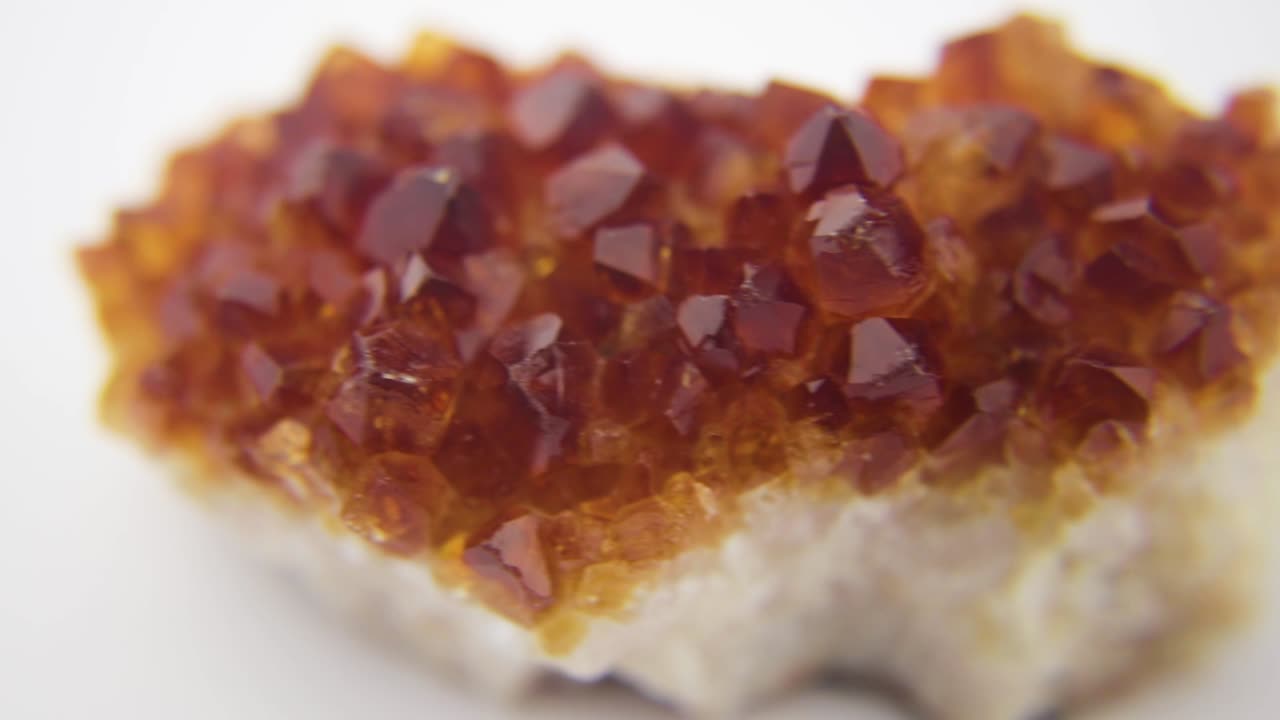 흰색 배경에 오렌지 시트린 크리스탈 클러스터