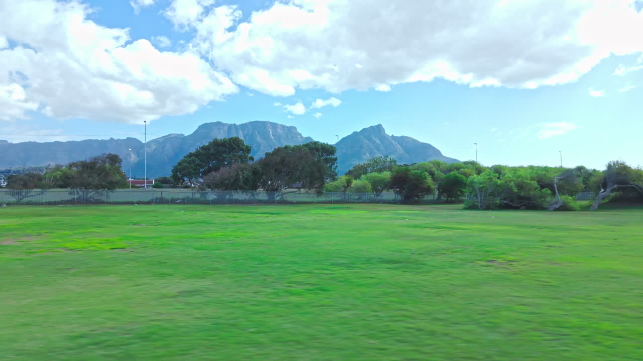 ทิวทัศน์ภูเขาเทเบิลจากเคนิลเวิร์ธ ชานเมืองในเคปทาวน์