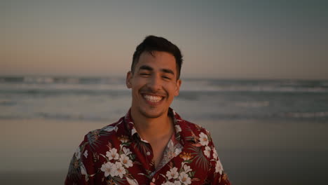 hombre posando en la playa