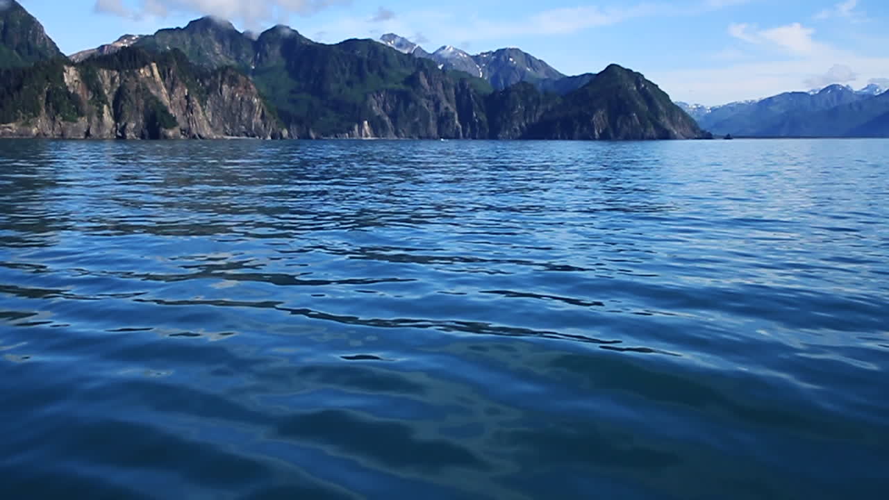 알래스카를 배경으로 산들과 호수에 파도가 잔물결