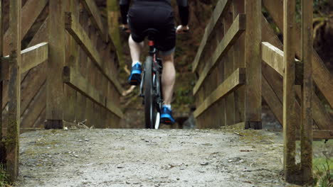 Mann-Fährt-Mit-Seinem-Fahrrad-über-Eine-Brücke