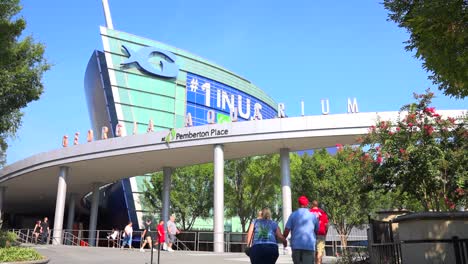 Exterior-establishing-shot-of-the-Georgia-Aquarium-in-Atlanta