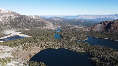 Drone-Tilting-Up-While-Flying-Over-Alpine-Lakes-and-Forest-in-Mammoth-Lakes