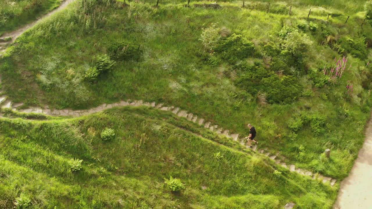 un hombre atlético subiendo escalones por un sendero rural
