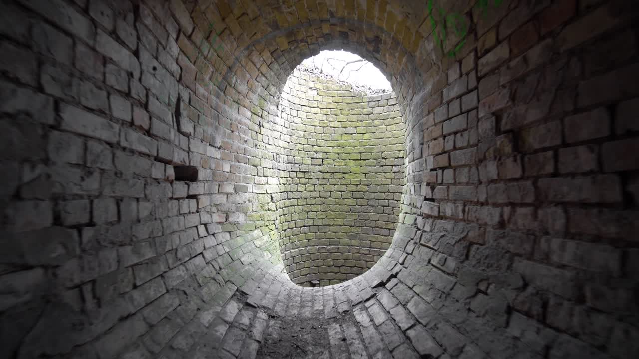 viejo túnel de ladrillo oval abandonado del siglo xix en el día.
