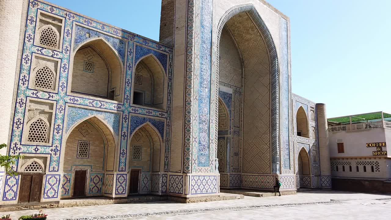 madraza abdulaziz-khan a la luz de la mañana con un solo turista tomando fotos