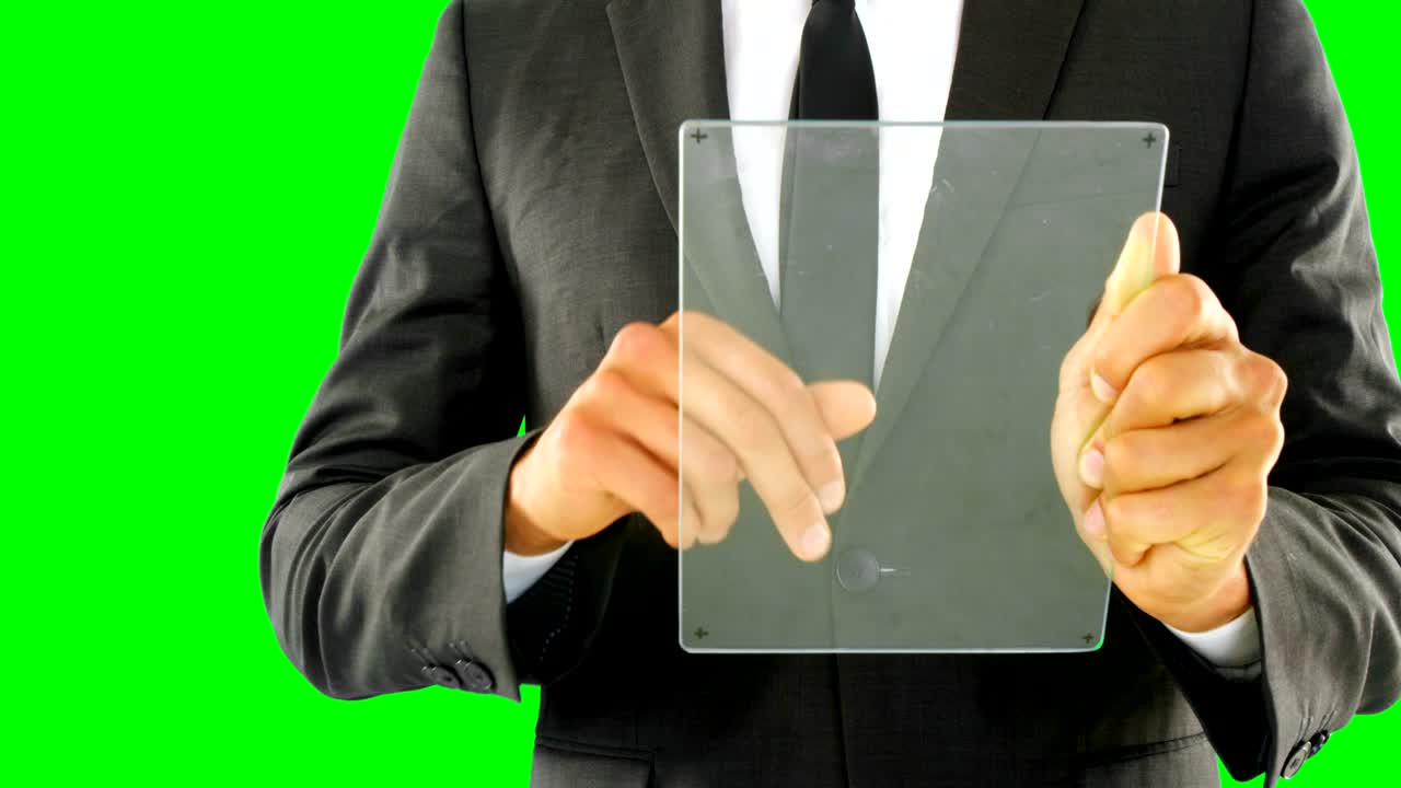 hombre de negocios usando una tableta digital de vidrio 4k