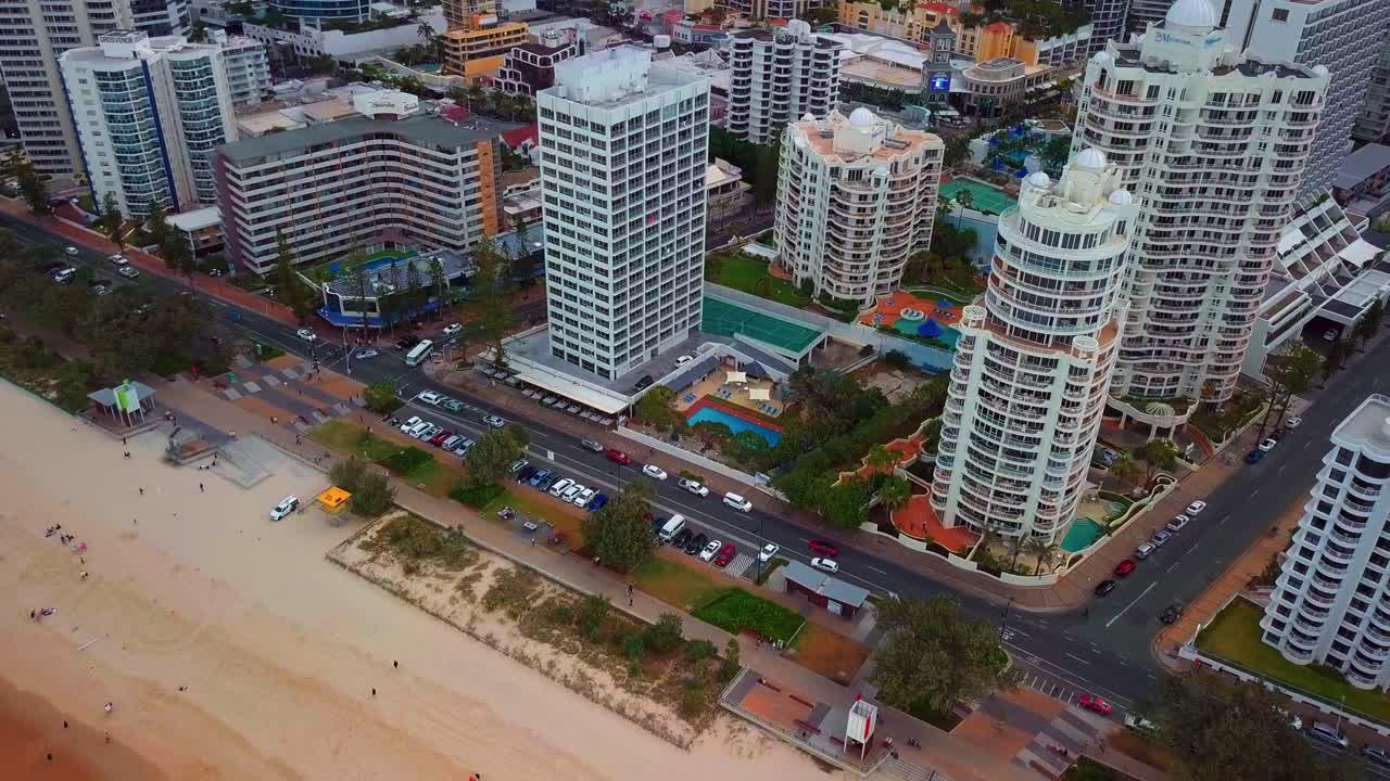 tráfico por carretera costera y turistas en la costa arenosa de la ciudad de gold coast en queensland, australia