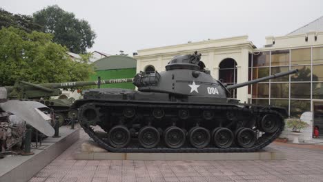 Un-Tanque-Del-Período-De-La-Guerra-De-Vietnam-En-Exhibición-En-El-Museo-De-Historia-Militar-De-Vietnam-En-Hanoi,-Vietnam