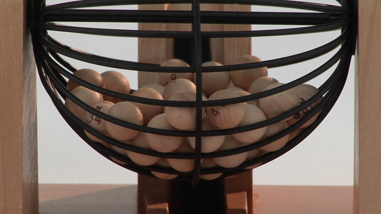 빙고 케이지에서 회전하는 빙고 공의 근접 촬영