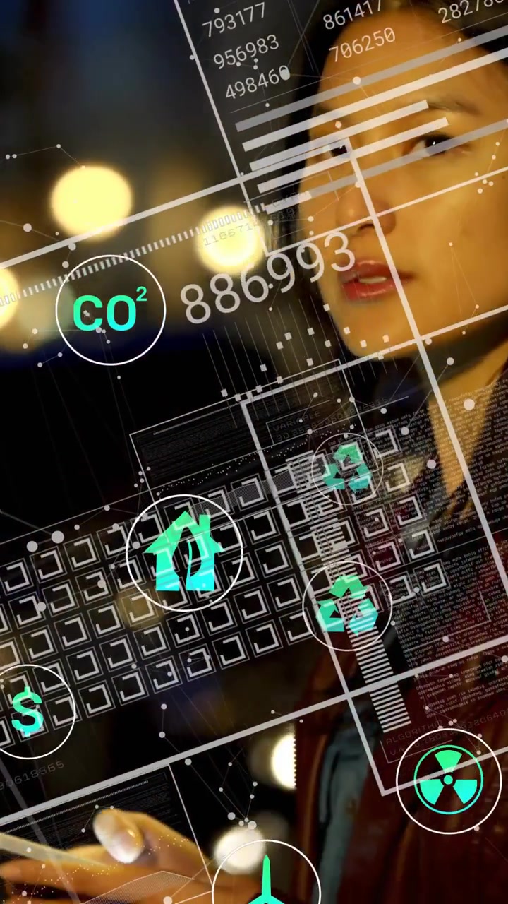 Donna che tocca lo smartphone nella notte urbana, attivando un HUD AR che mostra letture di energia, CO2, vento e denaro