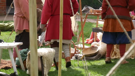 Grupo-Medieval-Que-Participa-En-Un-Campamento-Vikingo-Histórico,-Con-Trajes-Y-Accesorios-Auténticos.