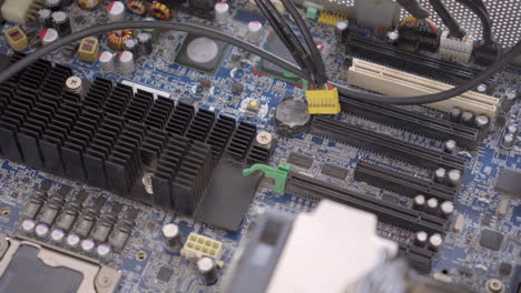 placa base de una computadora de estación de trabajo con procesadores y memoria