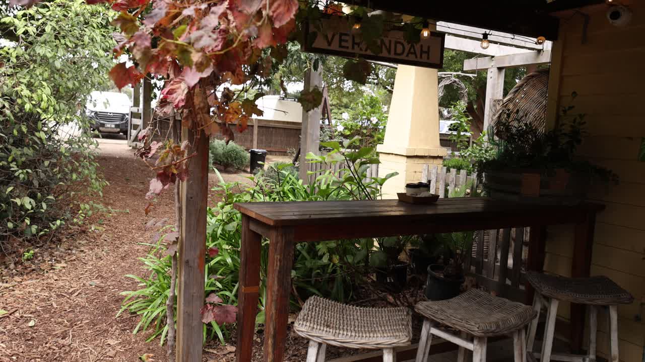 야외 식당 설정에서 느린