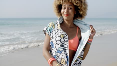 mujer divirtiéndose en la playa