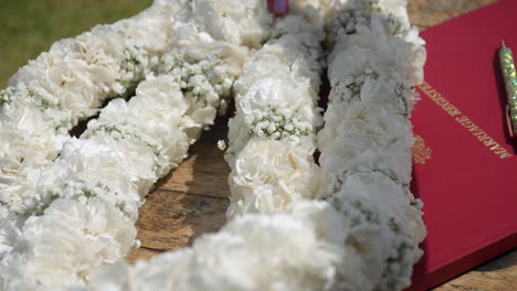 guirnalda de flores blancas lista para la ceremonia de la boda, cámara lenta