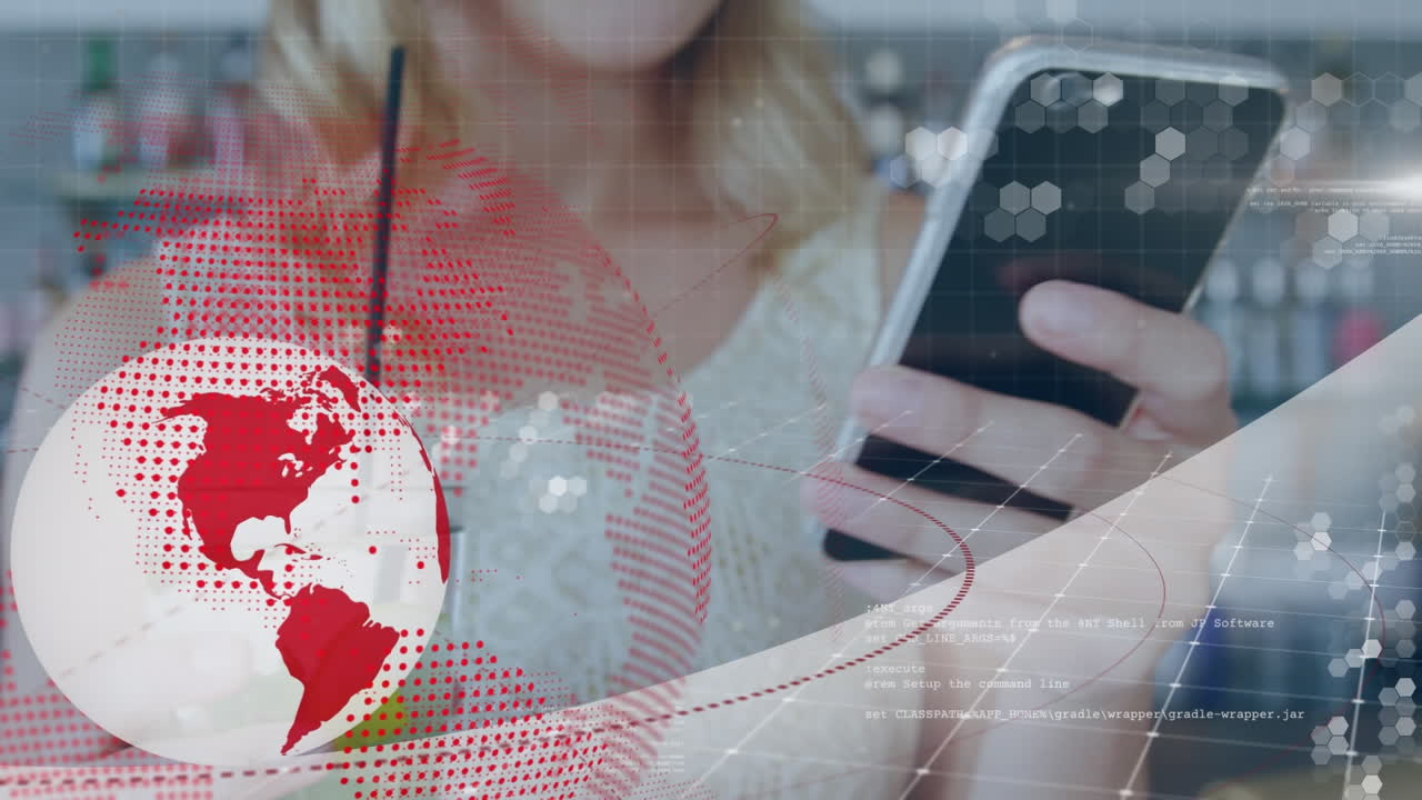 animación de globos y lenguaje informático sobre la sección media de una mujer caucásica usando un teléfono inteligente