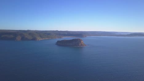 Atemberaubende-Drohnenaufnahmen-Aus-Der-Luft-Einer-Kaputten-Bucht,-Die-Auf-Eine-Insel-In-Der-Nähe-Der-Kleinen-Stadt-Umina-An-Den-Nordstränden-Von-Sydney-Zufliegt