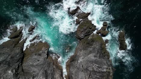 Olas-Del-Océano-Rompiendo-Sobre-La-Costa-Rocosa-En-Cornwall-Desde-Una-Vista-Giratoria-De-Arriba-Hacia-Abajo