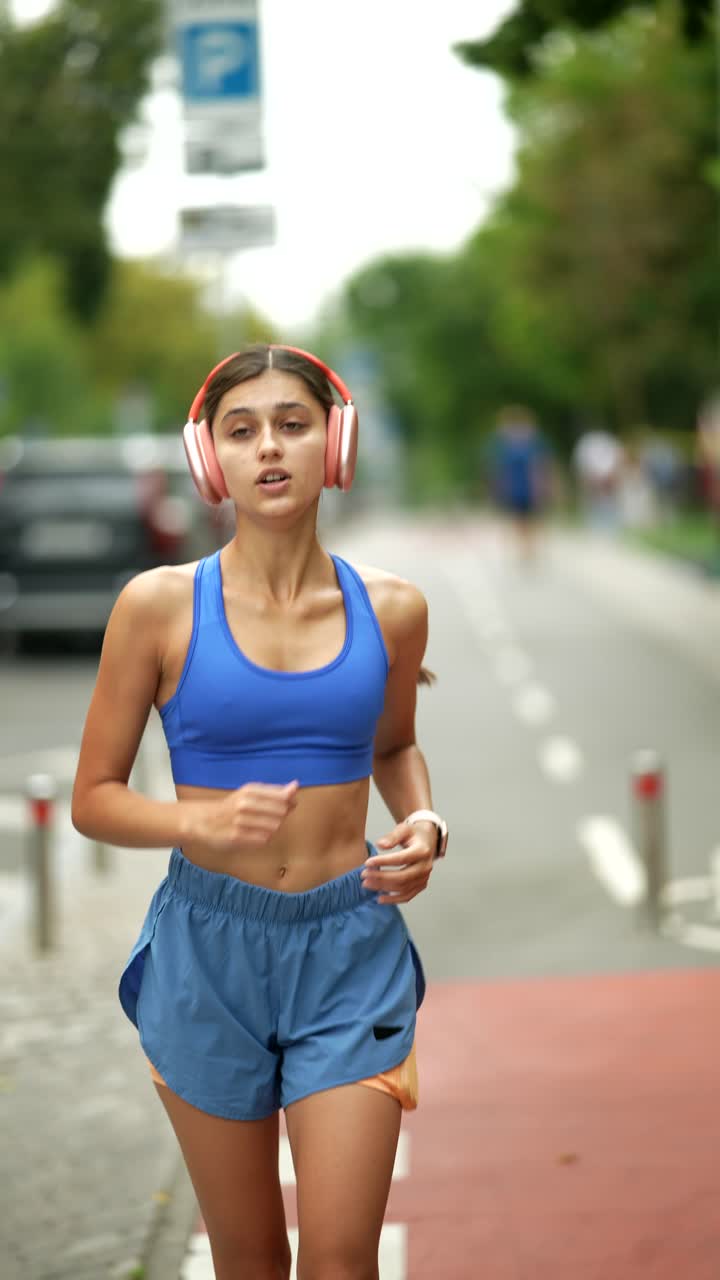 mujer corriendo al aire libre