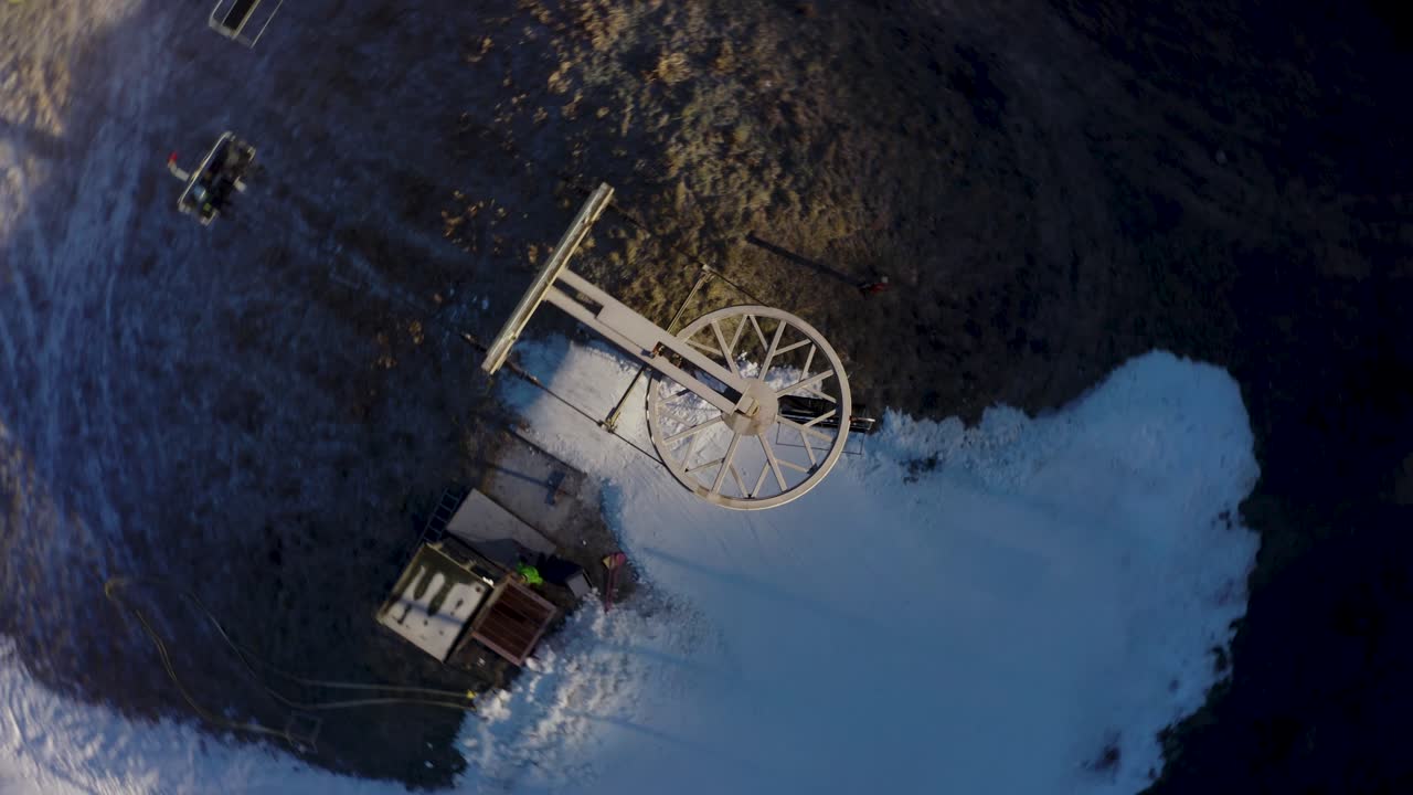 체어리프트에서 내리는 스키어의 4k 공중 드론 잔디 시네마틱 탑다운 샷