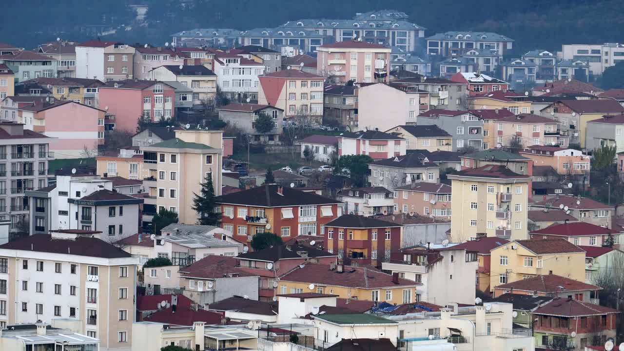una vista de un barrio residencial en una ciudad