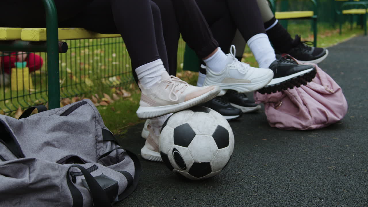 amigos en un campo de fútbol al aire libre