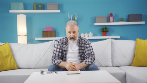 el hombre triste está llorando.