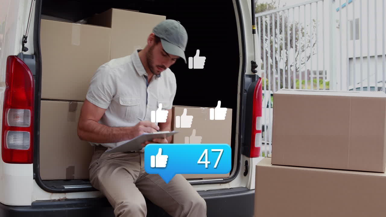 알림 라벨과 엄지손가락을 올리는 아이콘의 애니메이션, 노트 패드에 코카시안 남자가 상자 세부 사항을 작성합니다.