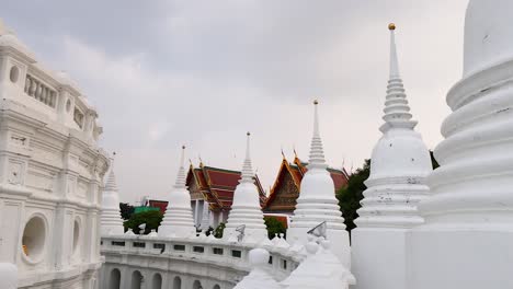 pagoda blanca y templo en bangkok, tailandia