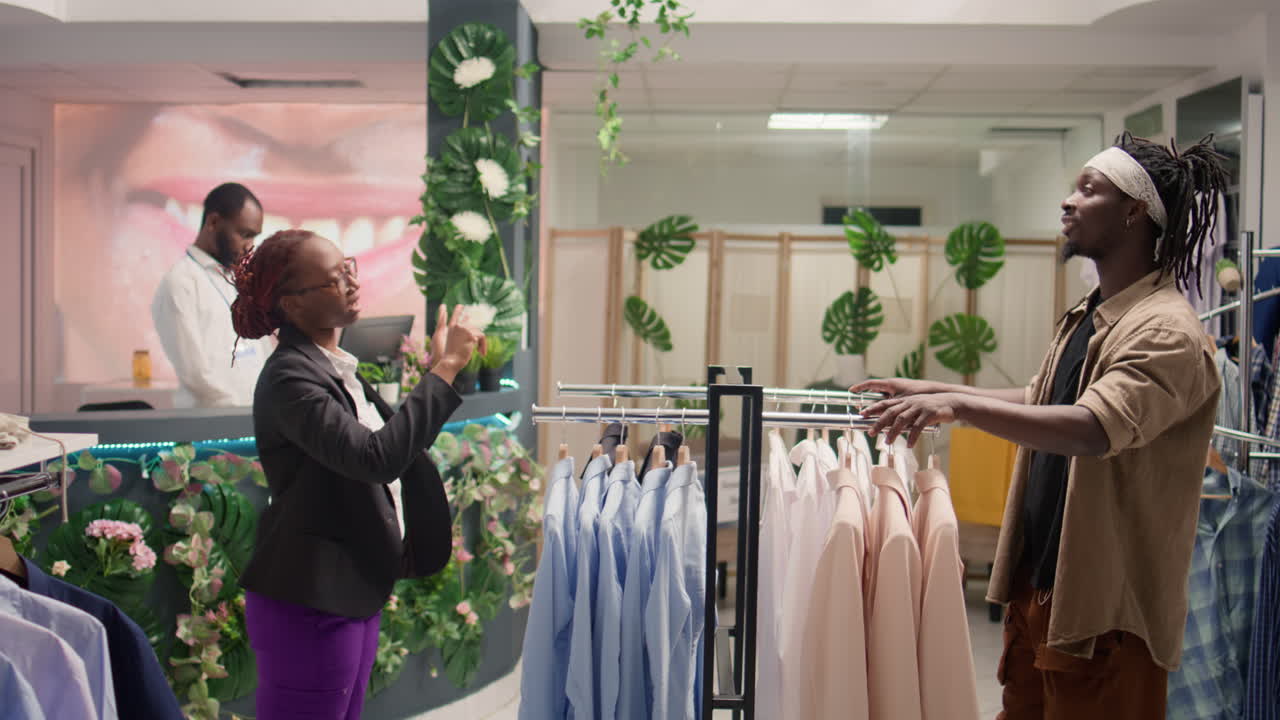 mujer usando ar para mostrar la ropa del cliente