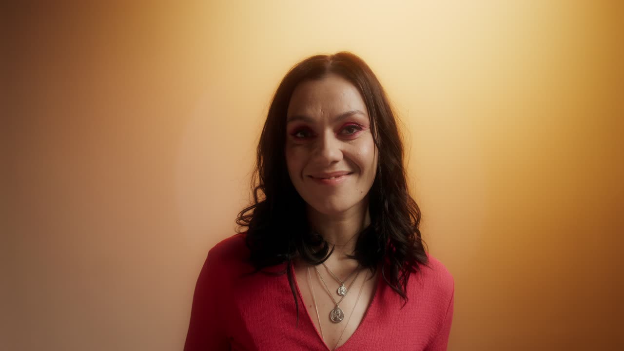 mujer sonriente en vestido rojo