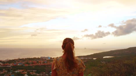 niña mirando un amanecer en un hermoso vestido amarillo