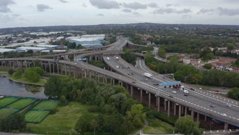 drohnenschuss fliegt über spaghetti junction 05