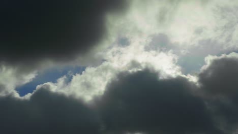 tomada panorámica cinematográfica de 4k de nubes en el cielo en un día soleado (1).