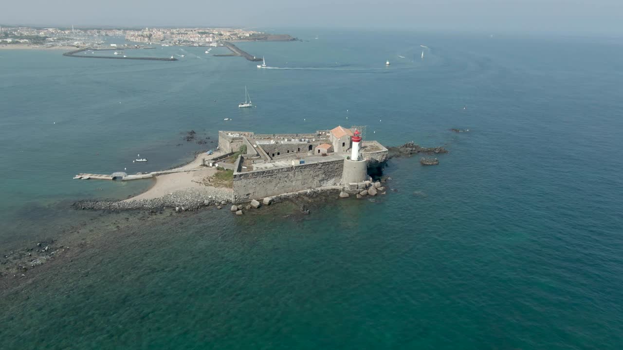 fortaleza marítima con un faro en la pequeña isla