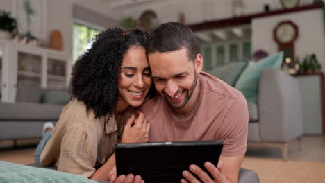 tablet, amor y transmisión con una joven pareja