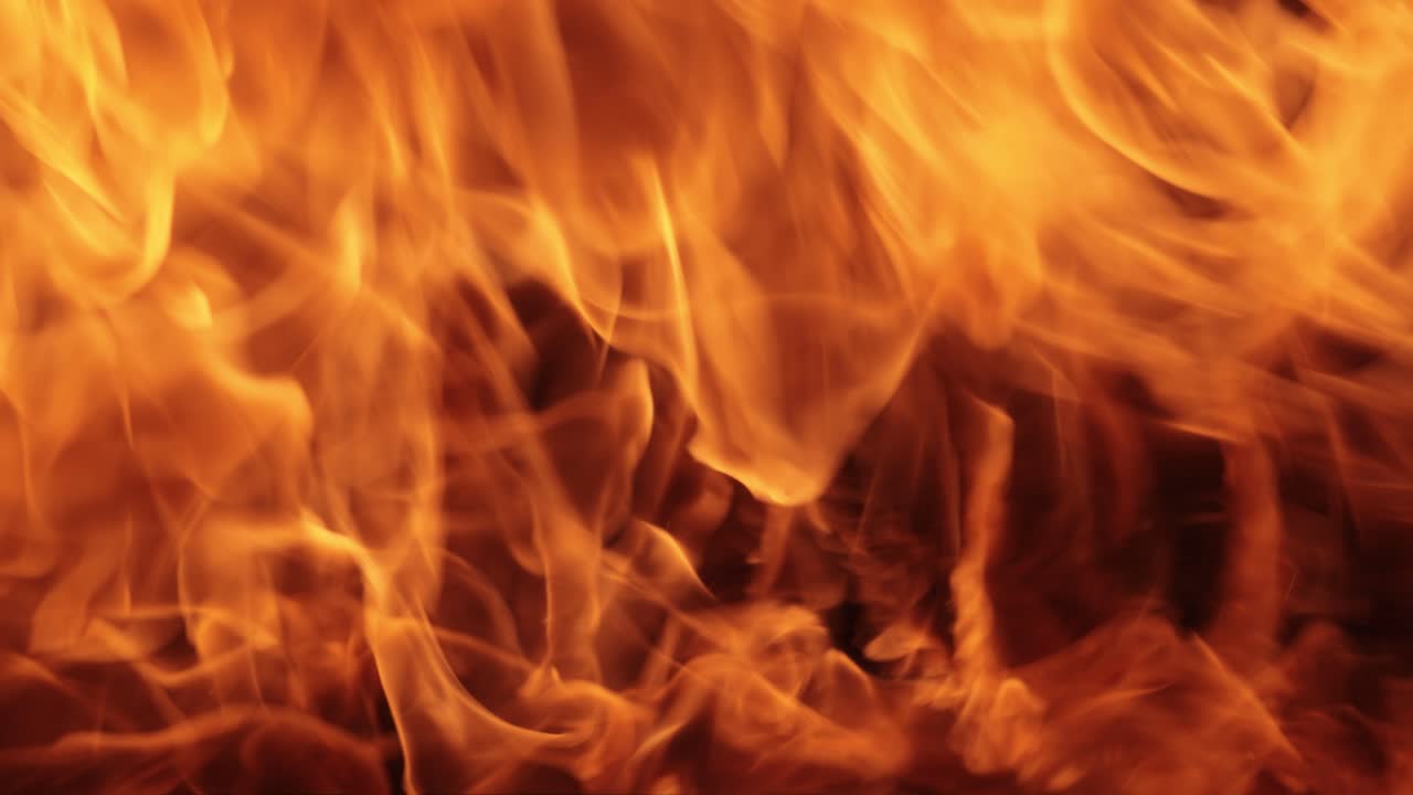 슬로우 모션으로 검은 바탕에 불꽃