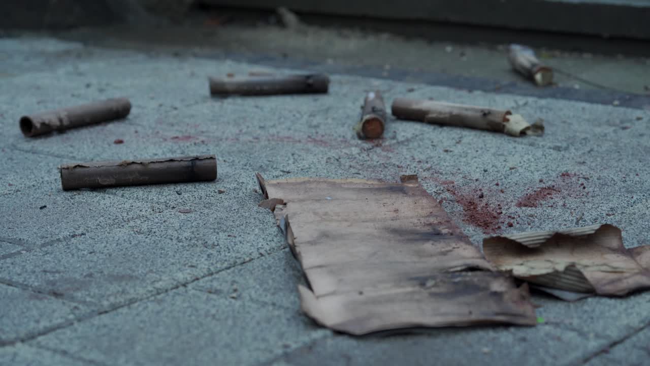 사용 된 불꽃놀이, 휴가 동안 폭발 후 보행길에 불꽃놀이는