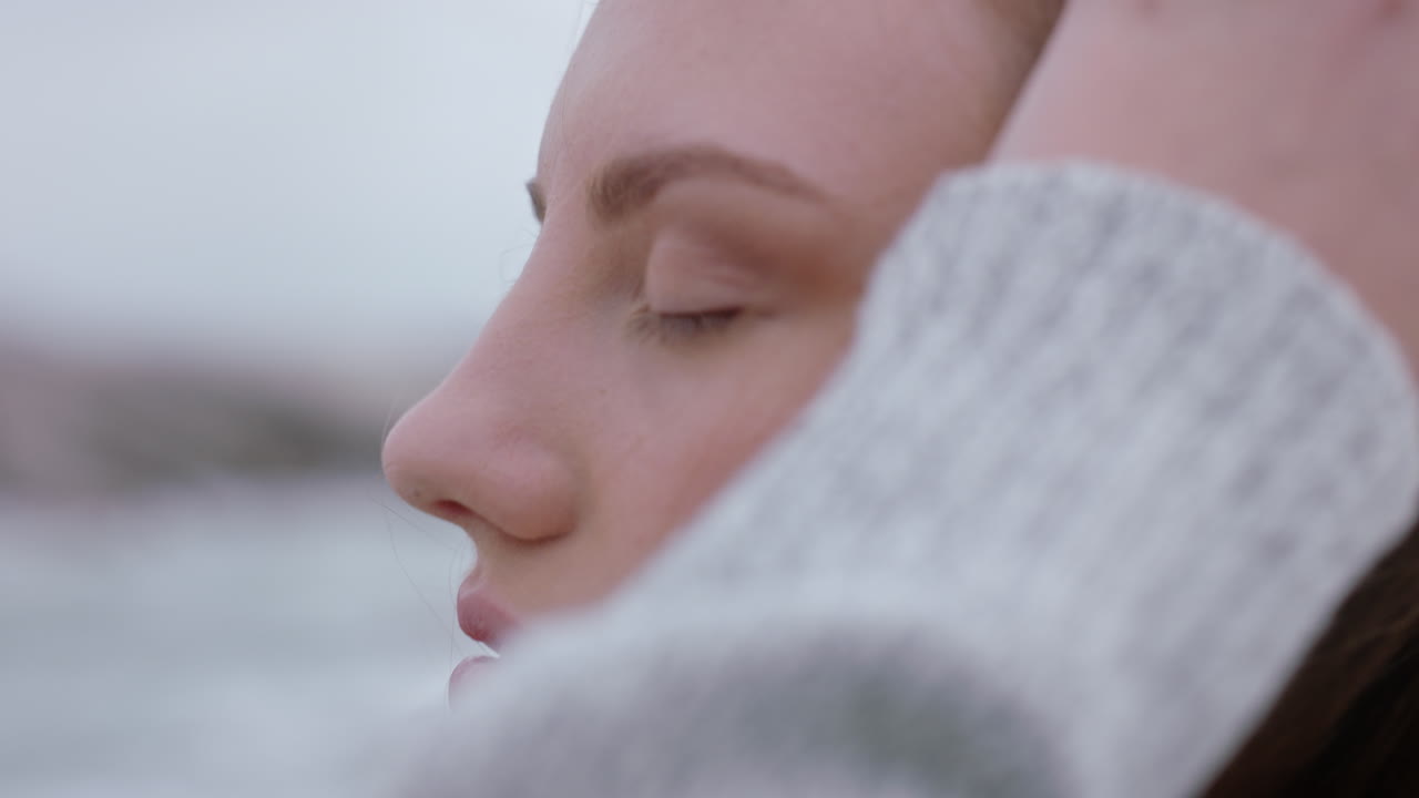 가까운 초상화 아름다운 여성 미소를 짓고 해변을 즐기며 해변에서 휴식을 취하고 바람이 불고 머리카락을  ⁇ 고 평화롭고 무모한 생활 방식을 탐험하고 있습니다.