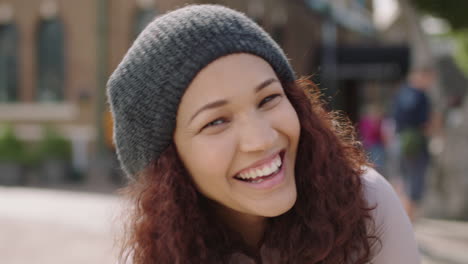 Retrato-De-Una-Hermosa-Chica-De-Raza-Mixta-Riendo-Alegremente-En-Las-Calles-De-La-Ciudad-Usando-Gorro