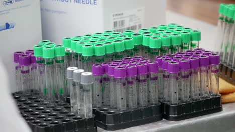 imágenes de primer plano de una muestra de hisopo a la espera de ser analizada en el laboratorio covid-19