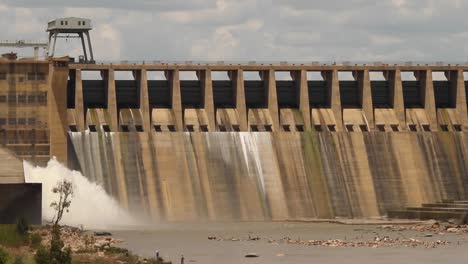 muro de la presa vaal desde el río