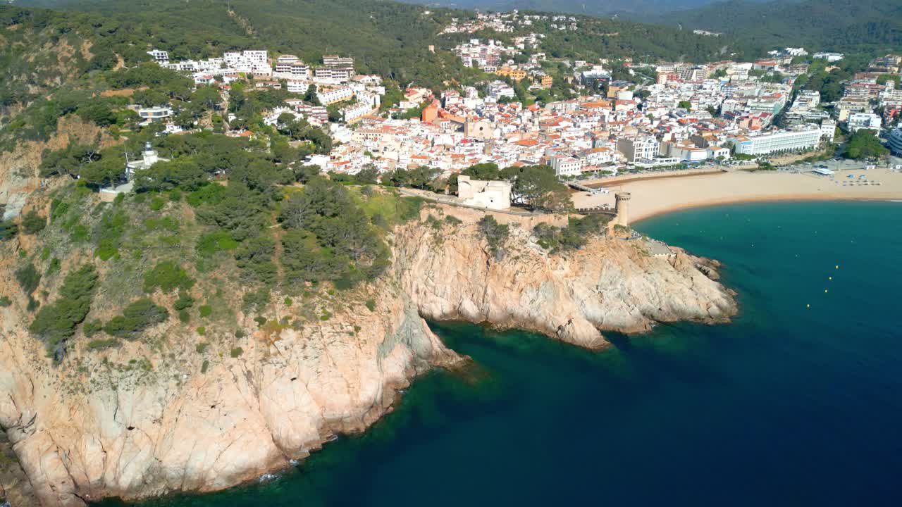 Rekaman udara Kastil Tossa de Mar di Costa Brava, Girona, Spanyol.