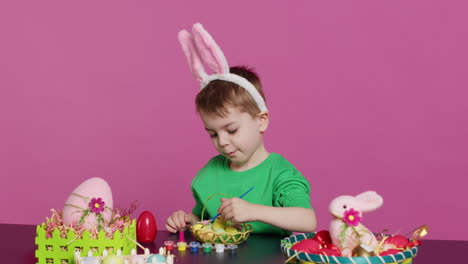 Niño-Pequeño-Feliz-Arreglando-Huevos-Y-Polluelos-En-Una-Canasta-En-Preparación-Para-La-Pascua