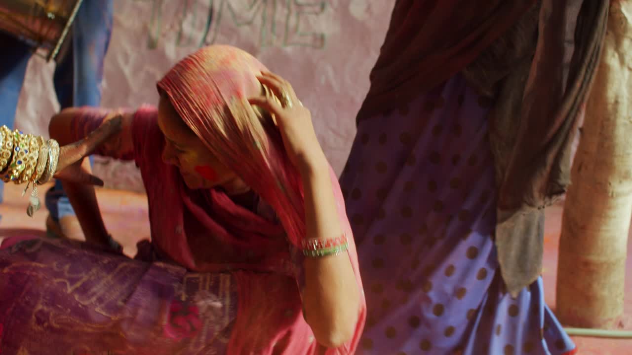 라자스탄 사람들은 인도의 색의 축제인 홀리를 축하하고 있습니다.