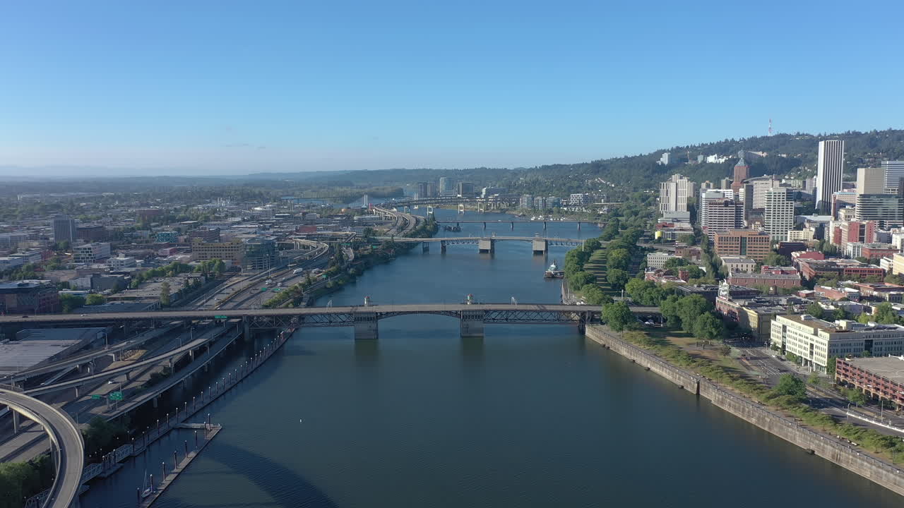 vuelo de drones sobre el río willamette en portland, oregon durante el día de verano de cielo azul