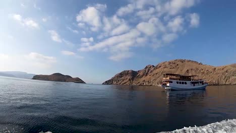 Excursion-en-barco-a-Palau-Padar-en-el-parque-de-Komodo-en-Indonesia