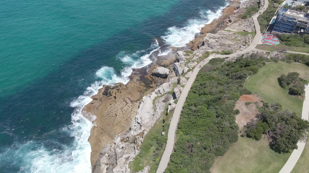 vista aérea de bondi a bronte paseo costero en mackenzies point - tamarama y bronte beach en sydney, nsw, australia